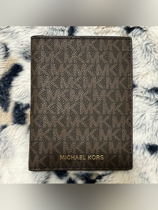 Michael Kors Handbags - NWOT Michael Kors Pasaport Holder